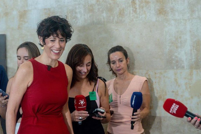 La ministra de Inclusión, Seguridad Social y Migraciones, Elma Saiz, atiende a los medios de comunicación tras una reunión con los responsables de la Dirección General de Gestión Migratoria, en el Ministerio de Inclusión, Seguridad Social y Migraciones, a