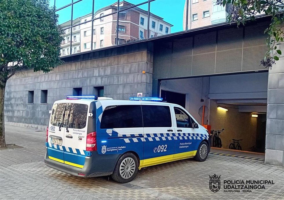 Archivo - Un vehículo de la Policía Municipal de Pamplona entra en el Palacio de Justicia.