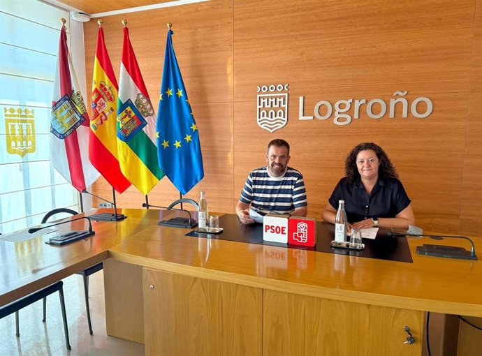 El concejal socialista Iván Reinares  junto a la concejala Esther Espinosa