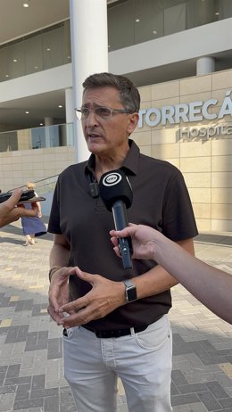 El parlamentario autonómico del PSOE por Almería José Luis Sánchez Teruel durante su intervención ante los medios frente al Hospital Universitario Torrecárdenas.