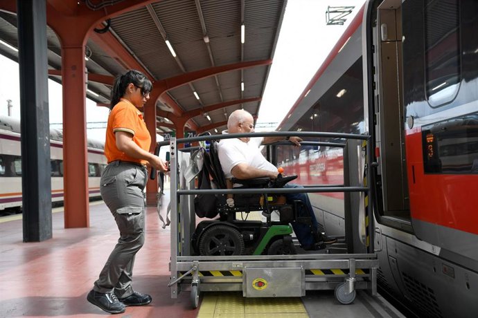Adif Acerca estrena nuevas plataformas para facilitar el acceso al tren a viajeros en sillas de ruedas