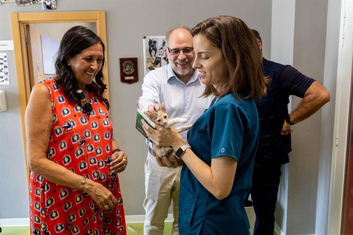 La concejala de Educación, del Mayor y de Barrios Rurales, Paloma Espinosa, con el alcalde accidental, Alfonso Mendoza, visistan el Centro Municipal de Protección Animal.