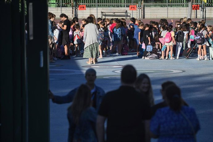 Archivo - Niños en el patio el primer día de colegio, a 9 de septiembre de 2024, en Madrid (España). 