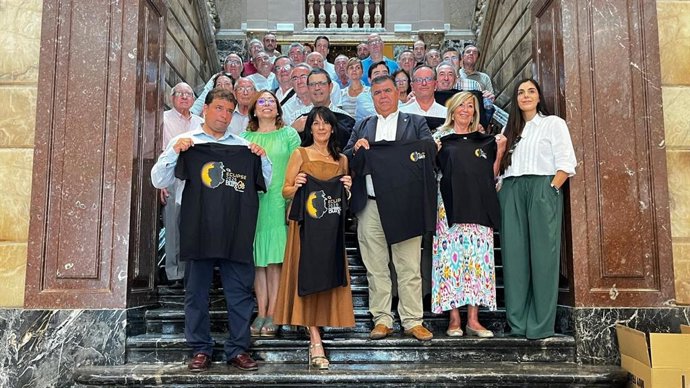 Foto de familia de los asistentes a la presentación, con alcaldes de varias localidades de la provincia de Burgos.