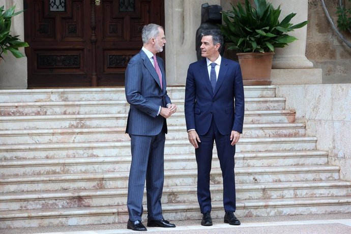 Rei Felipe VI (l) durante uma reunião com o Presidente do Governo, Pedro Sánchez (r), no Palácio Marivent, em 29 de julho de 2025, em Palma de Mallorca, Ilhas Baleares (Espanha).