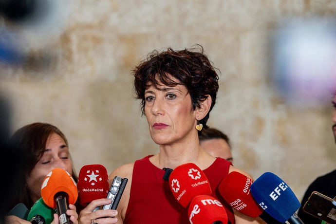 La ministra de Inclusión, Seguridad Social y Migraciones, Elma Saiz, atiende a los medios de comunicación