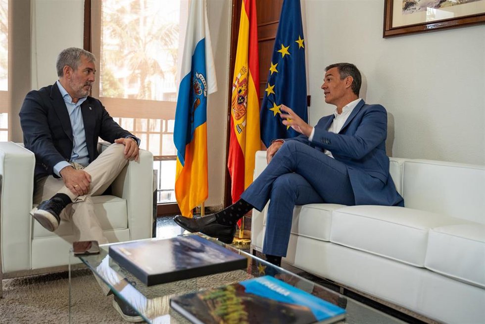 Archivo - El presidente del Gobierno, Pedro Sánchez (d), y el presidente de Canarias, Fernando Clavijo (i), se reúnen para abordar la crisis migratoria del archipiélago, en la Dirección Insular de la Administración General del Estado en Santa Cruz de la