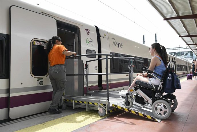 Nuevas plataformas facilitan el acceso al tren a viajeros en sillas de ruedas gracias a Adif Acerca.
