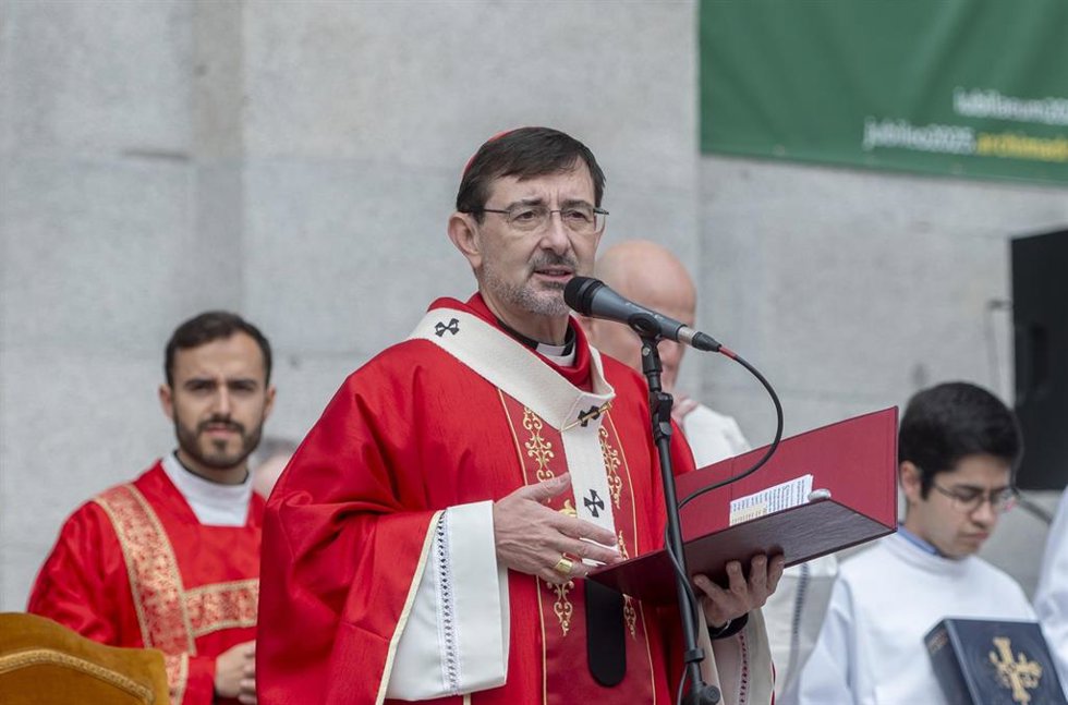 Archivo - El arzobispo de Madrid, José Cobo, durante la bendición de ramos, en la Catedral de la Almudena, a 13 de abril de 2025, en Madrid (España). Durante la misa, que se celebra con motivo del Domingo de Ramos, se han bendecido los ramos que conmemo