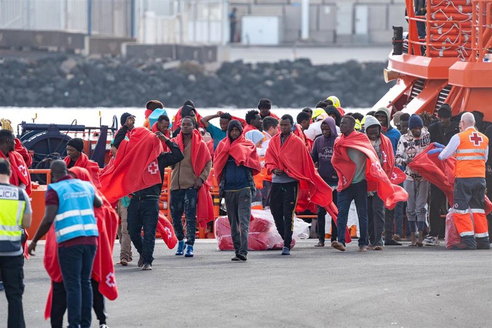 Archivo - Los servicios sanitarios atienden a migrantes llegados en cayuco a Puerto Naos, a 28 de diciembre de 2024, en Arrecife, Lanzarote, Canarias (España).