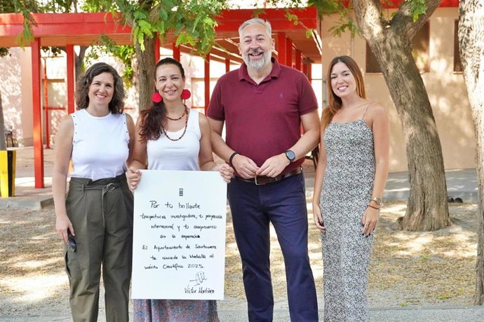 El alcalde, Víctor Martínez, y Lucrecia Acosta, junto a las concejalas de Juventud y Educación, Reme Yagües y María Tornel