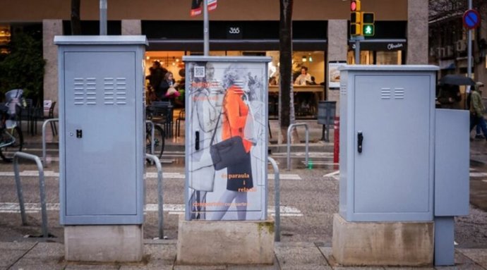 Imagen de la campaña en una de las cajas de luz del distrito