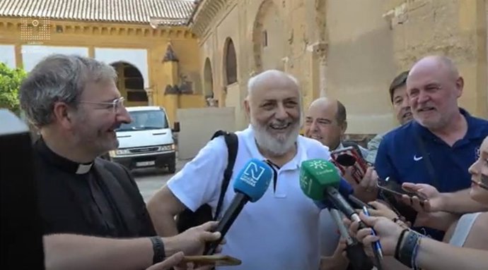 Molina (centro), atiende a los periodistas en el Patio de los Naranjos de la Mezquita de Córdoba, junto a Nieva (izda.)
