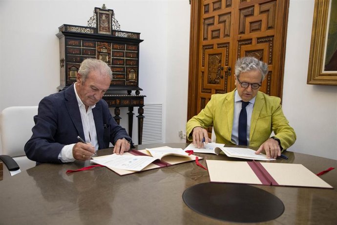 Manuel Pérez y Salvador Fuentes, durante la firma del convenio entre la Diputación y Córdoba Futura.
