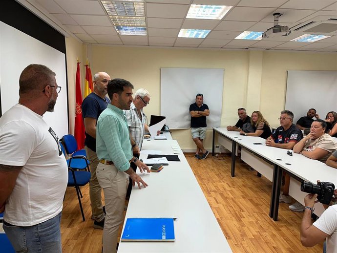 El concejal de Cultura e Identidad, Diego Avilés, durante el sorteo al que han asistido los feriantes interesados