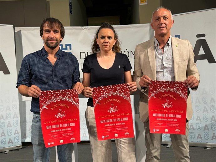 El Diputado De Cultura, Javier González; El Coordinador Del Evento, Luis Carlos López; Y La Alcaldesa, Leticia Martín, En La Presentación Del X Concierto A La Luz De Las Velas De San Juan Del Olmo (Ávila).