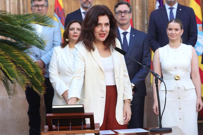 Archivo - La nueva consellera de Familias, Bienestar Social y Atención a la Dependencia, Sandra Fernández, durante la toma de posesión.