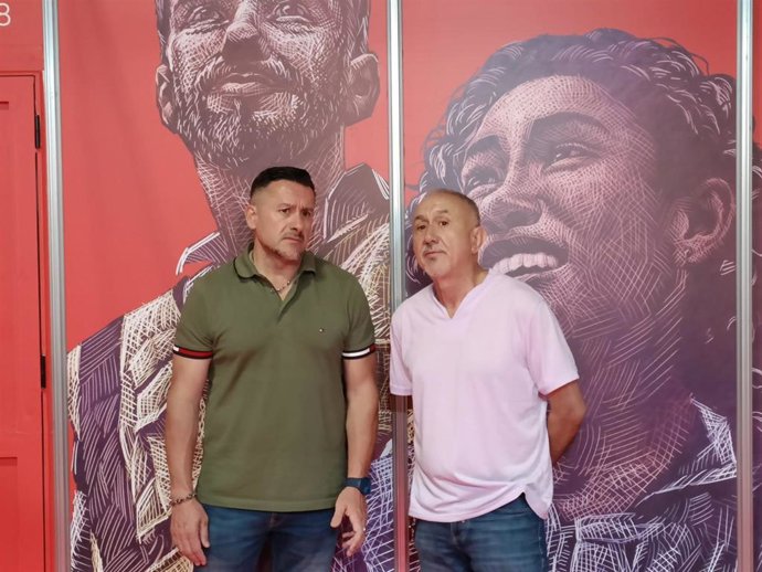 El secretario general de UGT, Pepe Álvarez, junto al secretario general de UGT de Asturias, Javier Fernández Lanero, en el stand de UGT en la 68 Feria Internacional de Muestras de Asturias (Fidma), en el recinto ferial gijonés 'Luis Adaro'.