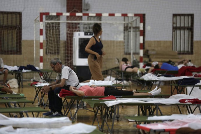 Vecinos de las localidades desalojadas por el incendio esperan a poder volver a sus casas en el pabellón municipal de La Bañeza, a 12 de agosto de 2025, en León, Castilla y León (España). Unos 1.