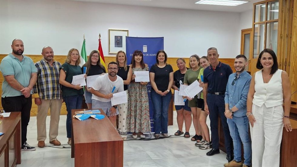 La diputada Esther Álvarez, junto a los participantes del curso de atención sociosanitaria del Bajo Andarax, durante el acto de entrega de diplomas.