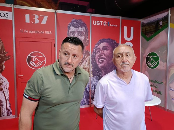 El secretario general de UGT, Pepe Álvarez, junto al secretario general de UGT de Asturias, Javier Fernández Lanero, en el stand de UGT en la 68 Feria Internacional de Muestras de Asturias (Fidma), en el recinto ferial gijonés 'Luis Adaro'.