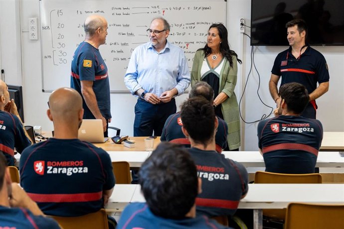 El alcalde accidental, Alfonso Mendoza, y la concejala de Educación, Mayor y Barrios Rurales, Paloma Espinosa, visitan el Parque de Bomberos de Valle de Broto.