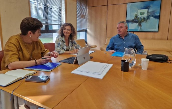 La directora general de Inclusión Educativa y Ordenación, María Dolores Bueno; la consejera de Educación, Eva Ledo, y el presidente de la Academia de la Llingua Asturiana, Xosé Antón González Riaño.