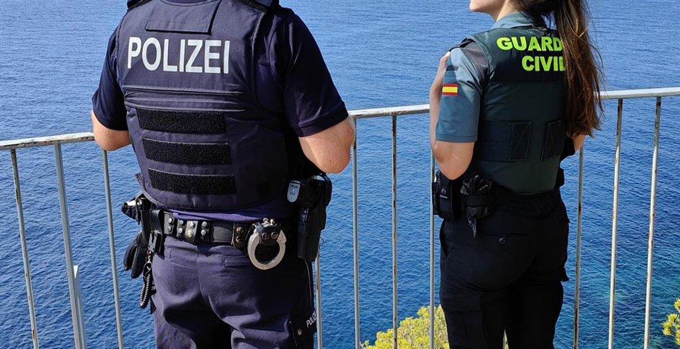Una agente de la Guardia Civil y otra de la Polizei alemana.