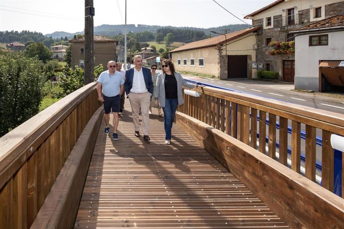 El consejero de Fomento, Roberto Media, inaugura la renovación de la carretera autonómica entre La Matanza y La Capitana