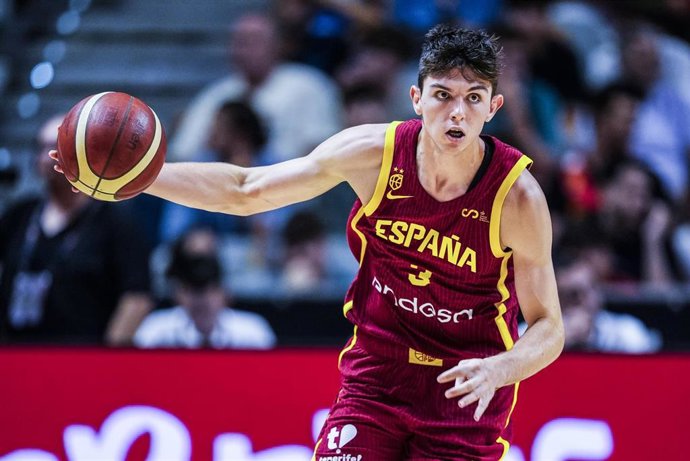 Sergio de Larrea of Spain in action during City of Malaga Tournament, basketball match played between Spain and Czechia at Jose Maria Martin Carpena Pavilion on August 7, 2025, in Malaga, Spain.