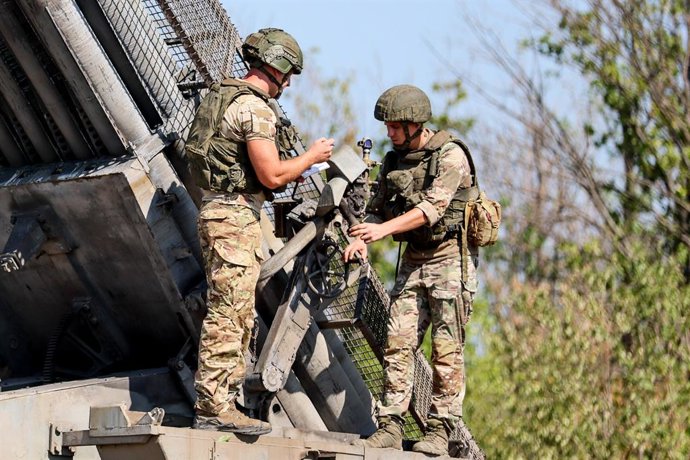 RÚSSIA, REPÚBLICA POPULAR DE DONETSK - 6 DE AGOSTO DE 2025: Militares da 238ª Brigada de Artilharia do Grupo de Forças Tsentr [Centro] da Rússia são vistos por um lançador múltiplo de foguetes BM-27 Uragan na zona da operação militar especial da Rússia