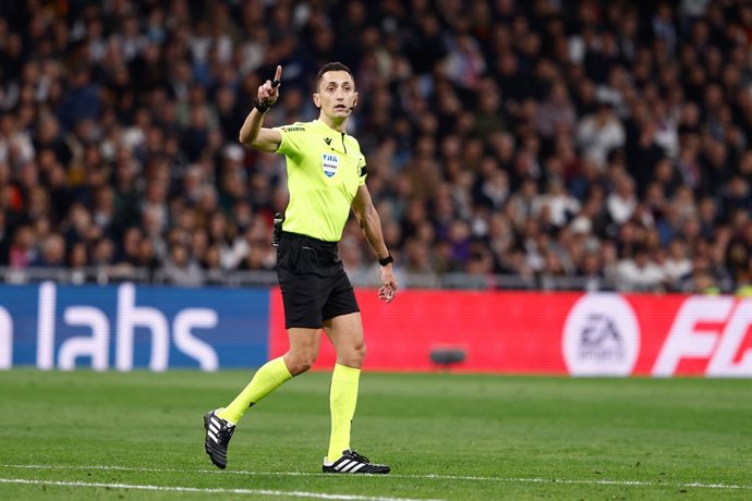 Archivo - Jose Maria Sanchez Martinez, árbitro, gesticula durante a partida de futebol da Liga Espanhola, LaLiga EA Sports, disputada entre Real Madrid e Atlético de Madrid no estádio Santiago Bernabeu, em 4 de fevereiro de 2024, em Madri, Espanha.