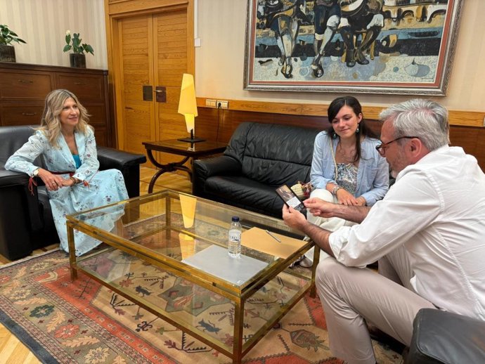 El presidente del Gobierno de Aragón, Jorge Azcón, junto con la bioquímica Isabel Esaín y la vicepresidenta del Gobierno de Aragón, Mar Vaquero.