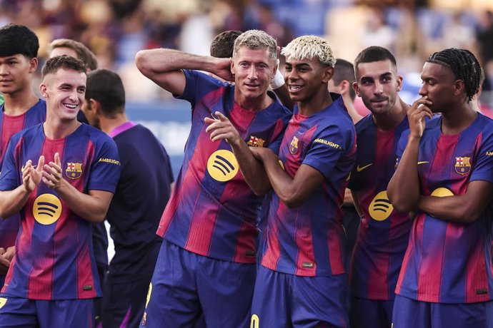 Robert Lewandowski e Lamine Yamal do FC Barcelona gesticulam durante o Troféu Joan Gamper, partida de futebol disputada entre o FC Barcelona e o Como 1907 no Estádio Johan Cruyff em 10 de agosto de 2025 em Sant Joan Despi, Espanha.