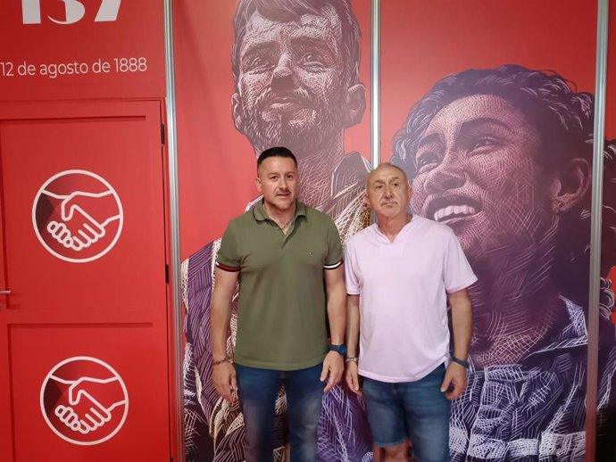 El secretario general de UGT, Pepe Álvarez (dcha), en el stand de UGT en la 68 Feria Internacional de Muestras de Asturias (Fidma), en el recinto ferial gijonés 'Luis Adaro', junto al secretario general de UGT de Asturias, Javier Fernández Lanero.