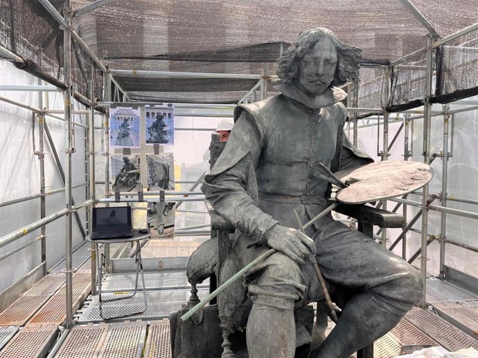 Trabajos de restauración del Monumento a Velázquez a las puertas del Museo del Prado.