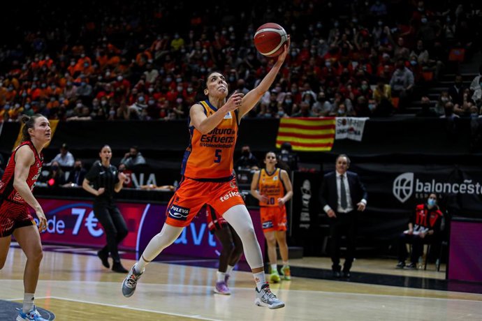 Archivo - Imagen de archivo de Cristina Ouviña en un partido con el Valencia Basket.