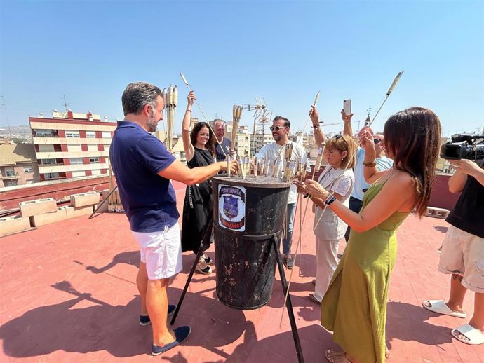 Elche (Alicante) ultima el montaje de las palmeras que se dispararán en la celebración de la Nit de l'Albà este miércoles