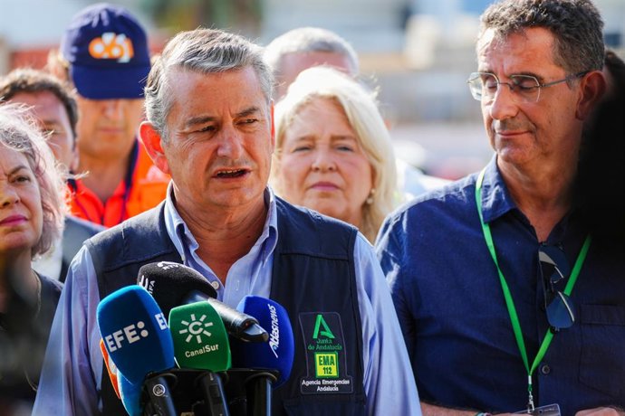 El consejero de la Presidencia, Interior, Diálogo Social y Simplificación Administrativa, Antonio Sanz, informa del incendio en Tarifa. A12 de agosto de 2025. en Tarifa, Cádiz (Andalucía, España).    Tras la reunión del Comité de Operaciones del Plan de E