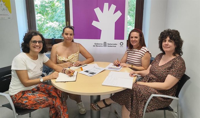 La directora gerente del INAI/NABI, Patricia Abad, junto a representantes de Fundación Secretariado Gitano