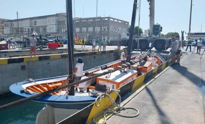 Momento en el que se ha extraído del mar la embarcación tradicional mallorquina 'Rafael'.
