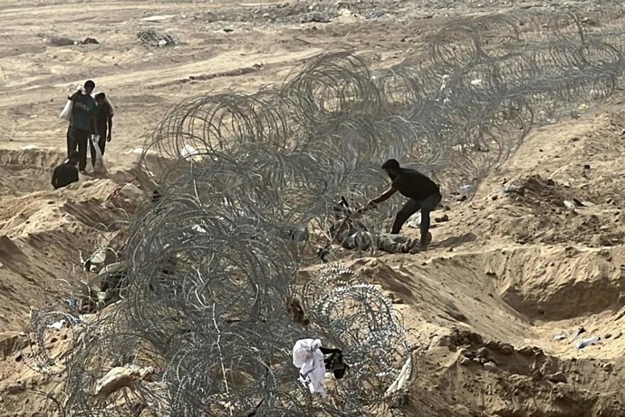 Civiles palestinos intentan conseguir ayuda en Deir el Balá, en la Franja de Gaza