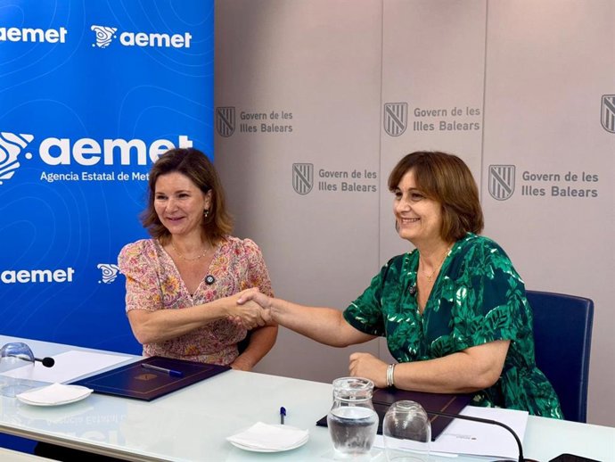 La vicepresidenta segunda del Govern y consellera de Presidencia, Coordinación de la Acción de Gobierno y Cooperación Local, Antònia Maria Estarellas, y la presidenta de la AEMET, María José Rallo, firman un convenio de colaboración