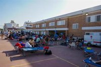El pueblo de Zahara de los Atunes (Cádiz) se vuelca con los evacuados por el incendio