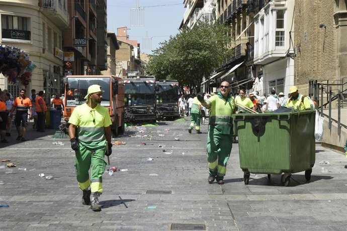 Personal del servicio de limpieza recogiendo basura en estos días de las Fiestas de San Lorenzo.