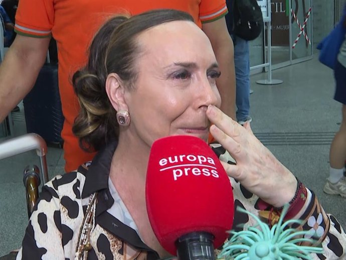 Benita, en silla de ruedas, reaparece entre lágrimas y emocionada