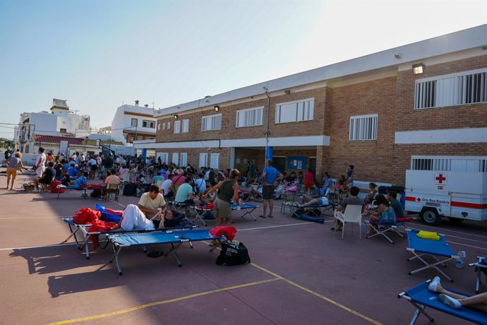 Imágenes de desalojados por el incendio de Tarifa siendo atendidos por miembros de la Cruz Roja. A12 de agosto de 2025. en Tarifa, Cádiz (Andalucía, España).    Tras la reunión del Comité de Operaciones del Plan de Emergencia contra Incendios, el consejer