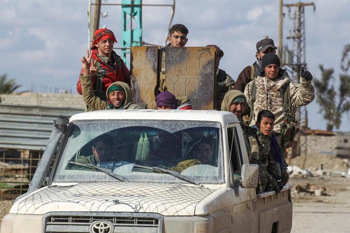 Archivo - 18 February 2019, Syria, Baghouz: Fighters of the Syrian Democratic Forces (SDF), a US-allied Kurdish-led rebel group, patrol through the Islamic State-held village of Baghouz in the eastern Syrian province of Deir Ezzor. SDF officials have said