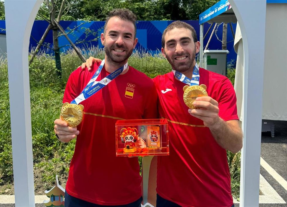 Los patinadores españoles Patxi Peula y Sebastián 'Chevi' Guzmán logran la medalla de oro en las pruebas de 10.000 metros y Sprint, respectivamente, en Patinaje de Velocidad de los Juegos Mundiales 2025.