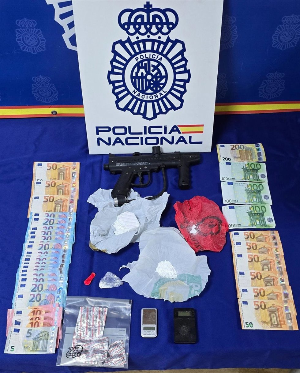 Dinero y droga incautada al desmantelar un punto de venta de droga en Algeciras (Cádiz)